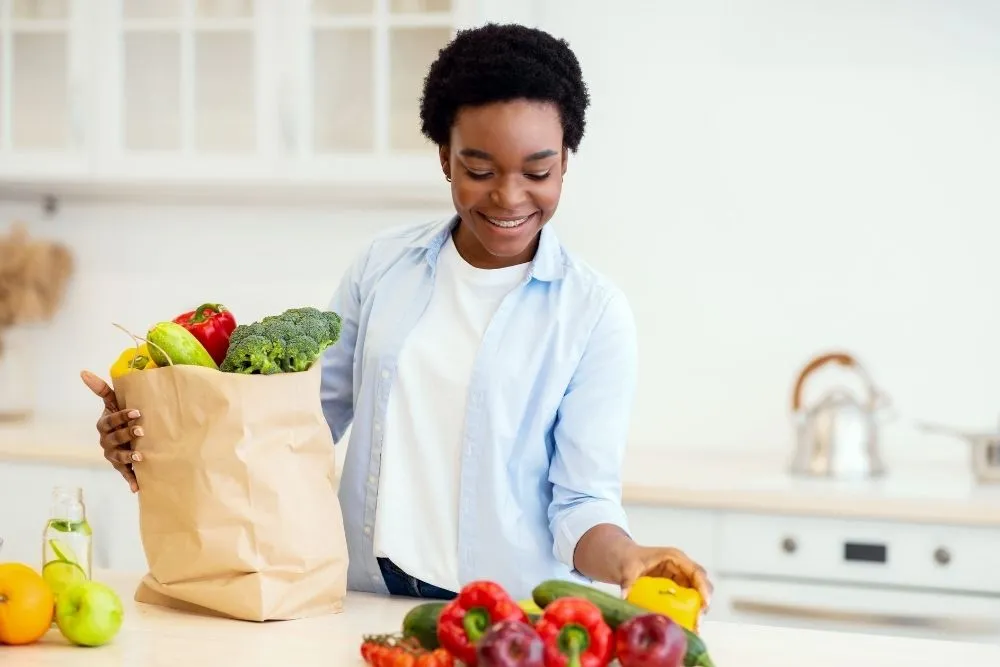 Aide &agrave; domicile pour personne &acirc;g&eacute;e avec gestion des courses et accompagnement dans la vie quotidienne.