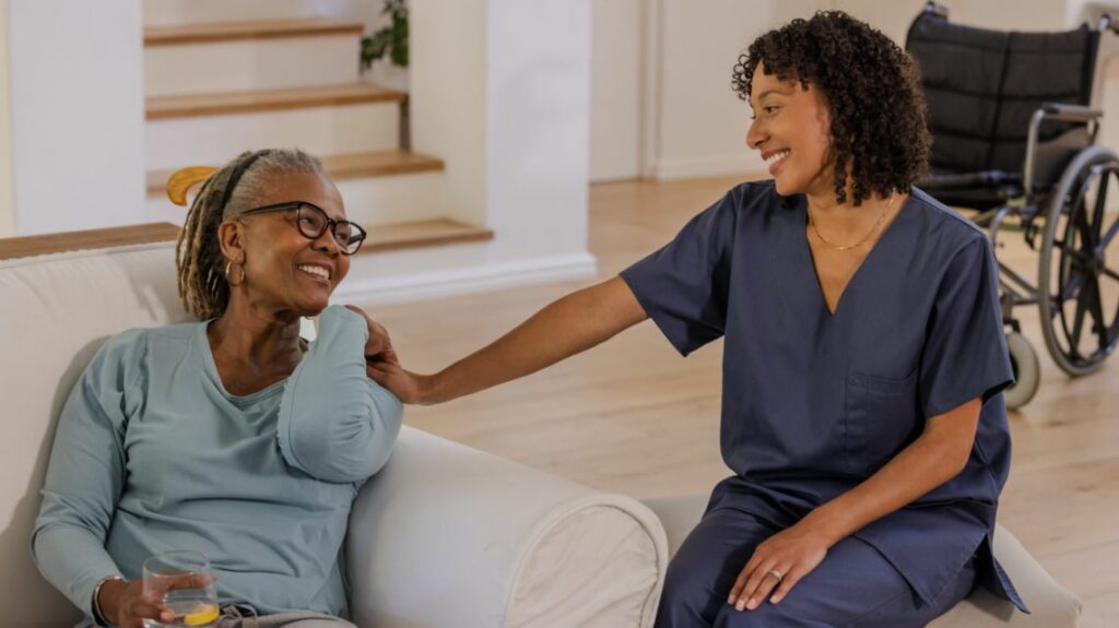 Aide à domicile pour personne âgée avec accompagnement bienveillant et présence humaine en outre-mer.