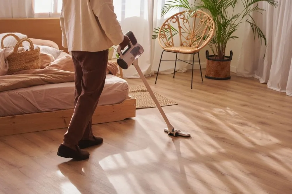 Aide &agrave; domicile pour personne &acirc;g&eacute;e avec entretien des sols et maintien de l&rsquo;autonomie au quotidien.