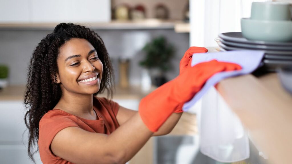Nettoyage en profondeur des surfaces et meubles lors d’un grand nettoyage à domicile en outre-mer.