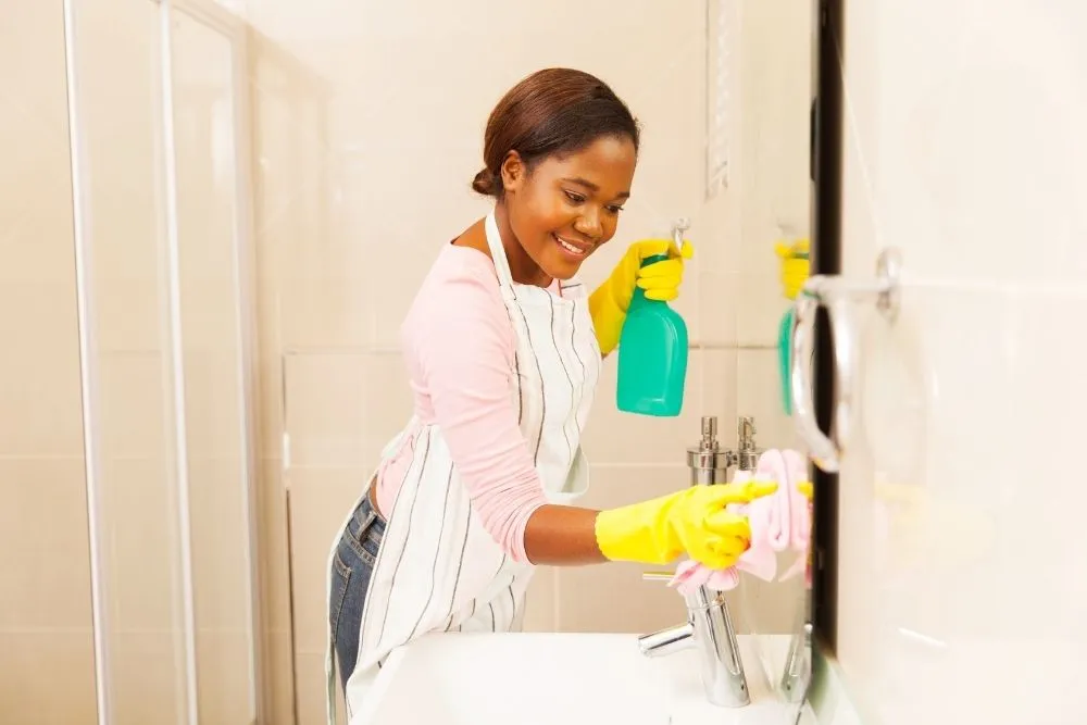 Nettoyage et d&eacute;sinfection de salle de bain r&eacute;alis&eacute; lors d&rsquo;un grand nettoyage &agrave; domicile Edenad en outre-mer.