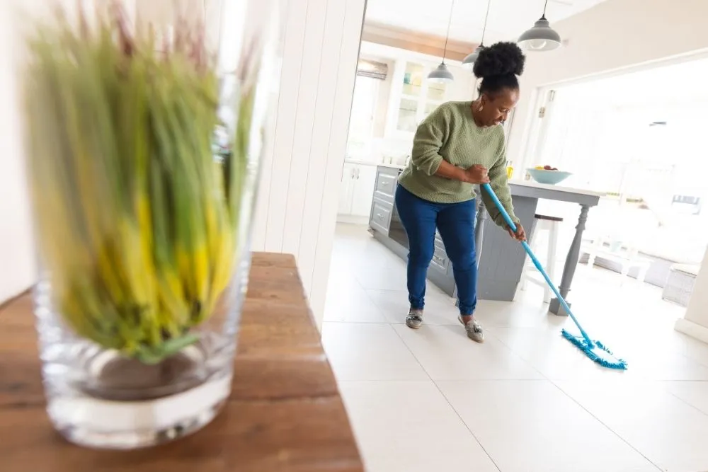Nettoyage des sols en profondeur dans une maison r&eacute;alis&eacute; lors d&rsquo;un grand nettoyage Edenad en outre-mer.