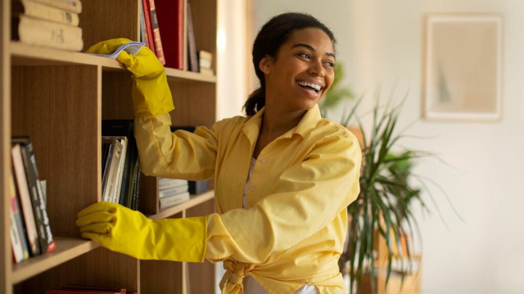 Dépoussiérage de meubles et étagères réalisé dans le cadre d’un ménage régulier à domicile en outre-mer.