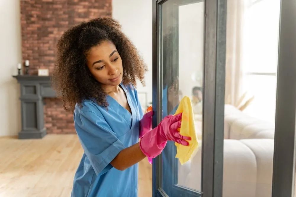 Nettoyage de vitres et baies vitr&eacute;es pour &eacute;liminer traces et salet&eacute;s lors d&rsquo;une remise en &eacute;tat du logement.